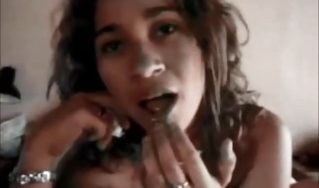 Różowy mama i dziewczyna piercing tatuaż oralny sex gripowy