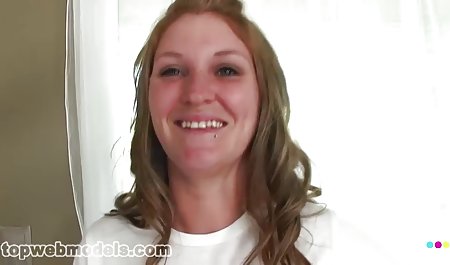 Piękna seks zbiorowy filmy blondynka w чулочках pokazuje, jak